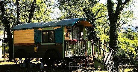 La Brindille Roulotte Tzigane de charme, Chambre d'Hôtes à Saint-Paul-en-Forêt