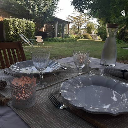Domaine Les Feuillants Chambre D'hôte Et Gîte De Charme En Touraine, Piscine, Chambre d'Hôtes à Crouzilles
