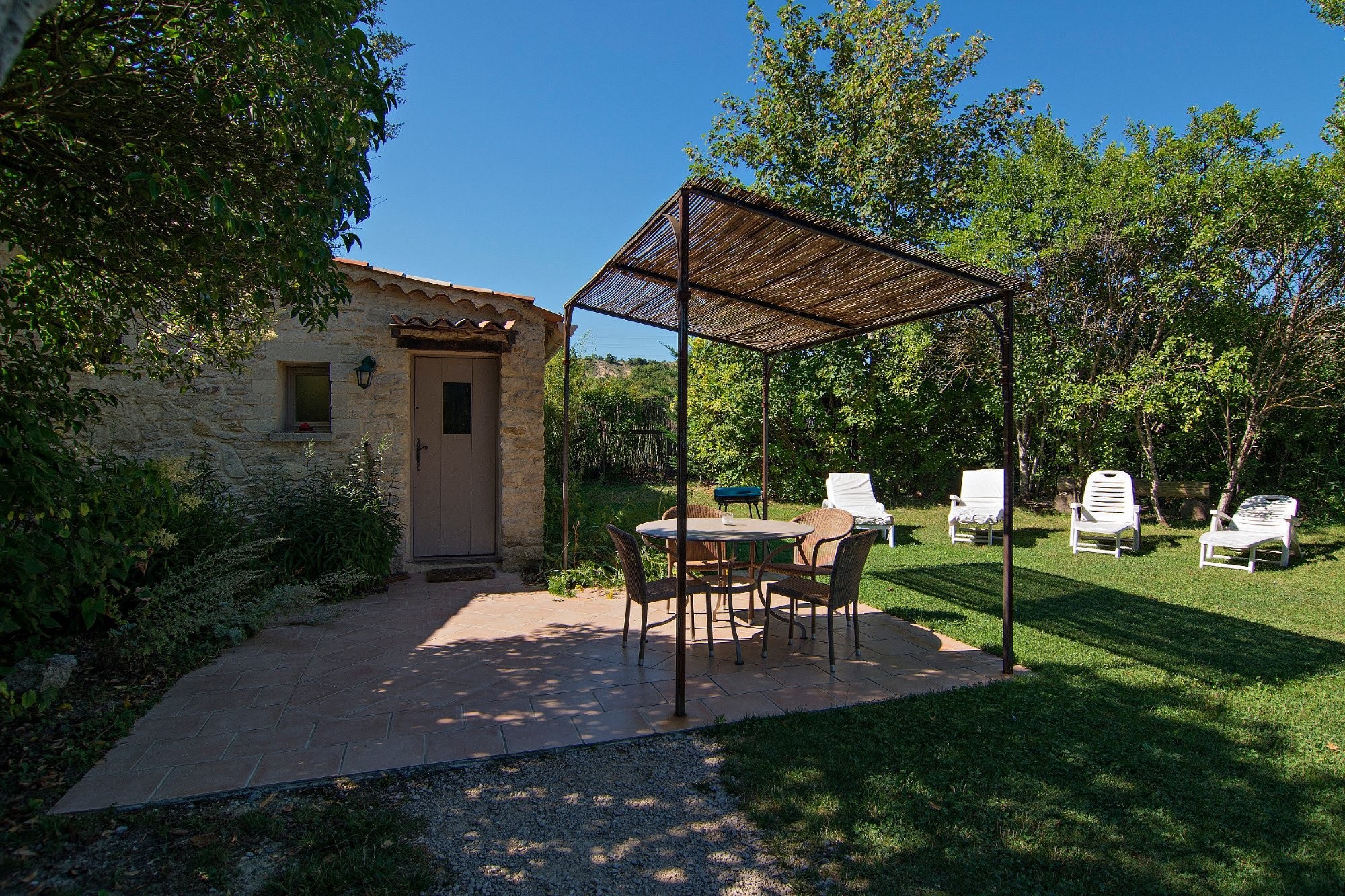 The Sing Bird Houses, Chambre d'Hôtes à Sigonce