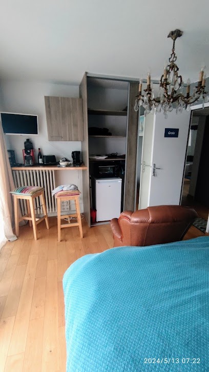 Chambre Avec Accès Piscine Intérieure, Chambre d'Hôtes à Larmor-Plage