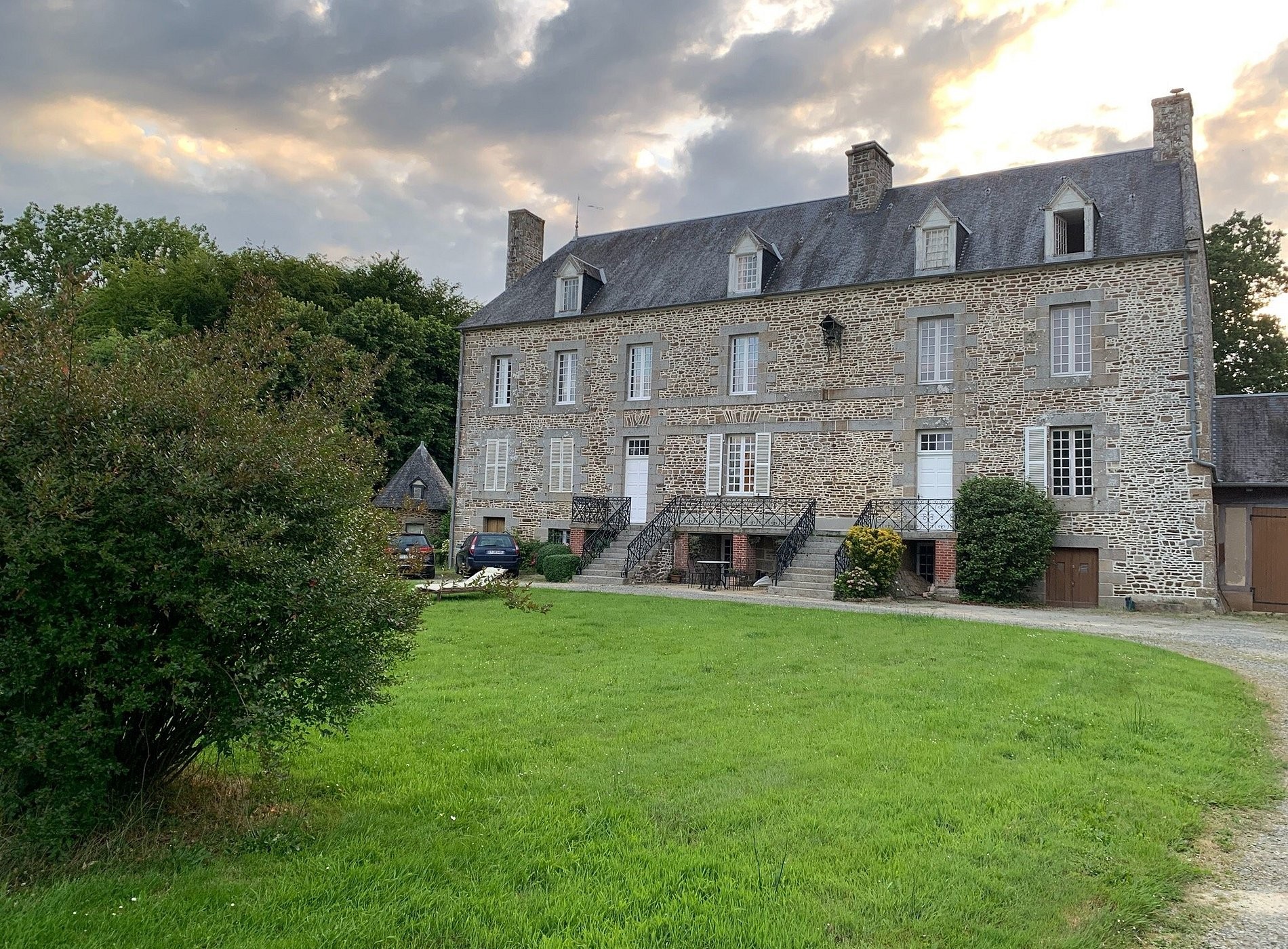 Château d'Isigny the smallest, and most secret & charming château near Mont Saint Michel, Normandy, Chambre d'Hôtes à Isigny-le-Buat
