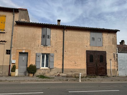 2 chambres et terrasse dans vaste maison ancienne, Chambre d'Hôtes à Puimoisson