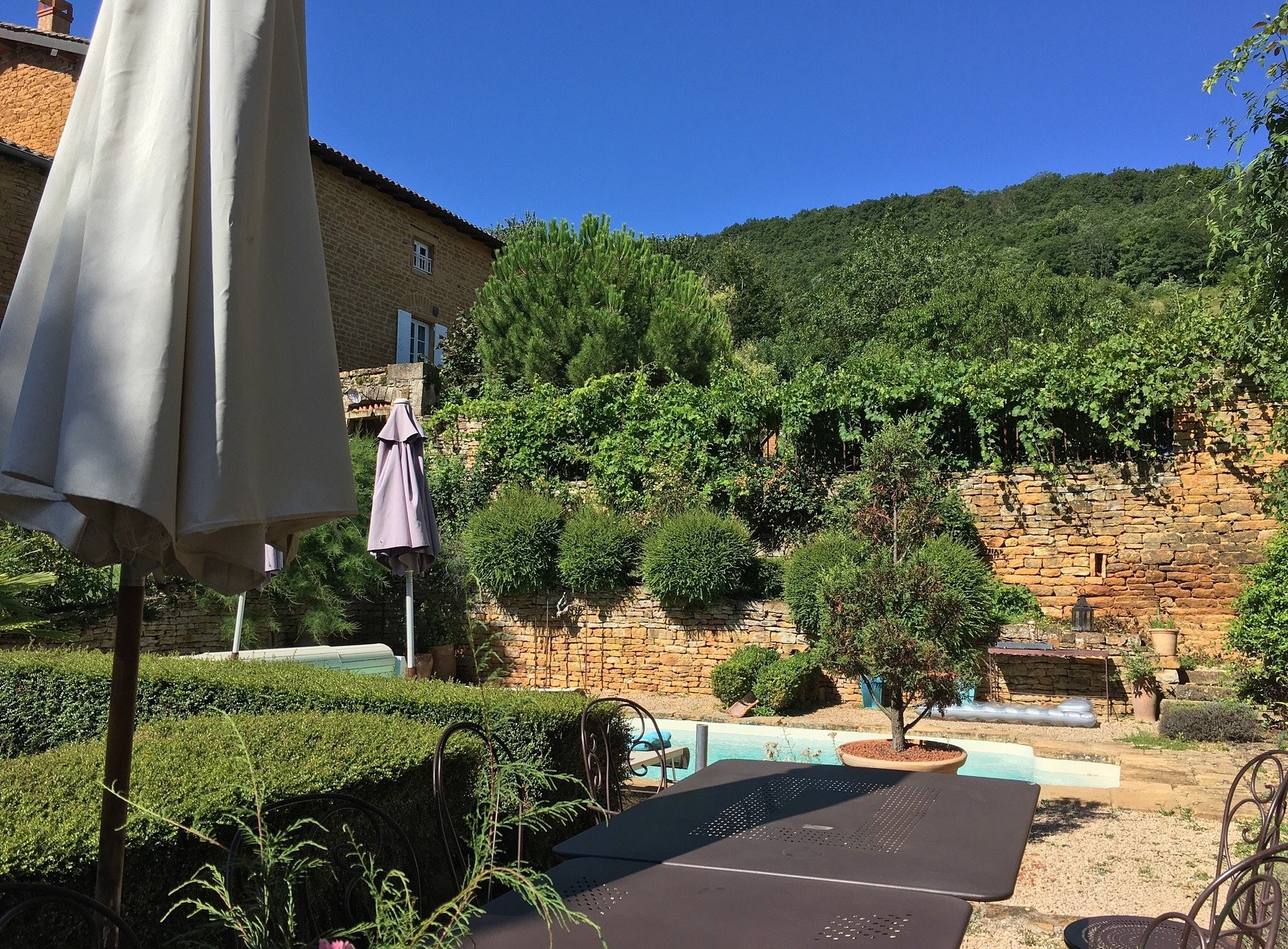 Le Clos des Sources Bonave, Chambre d'Hôtes à Ville-sur-Jarnioux