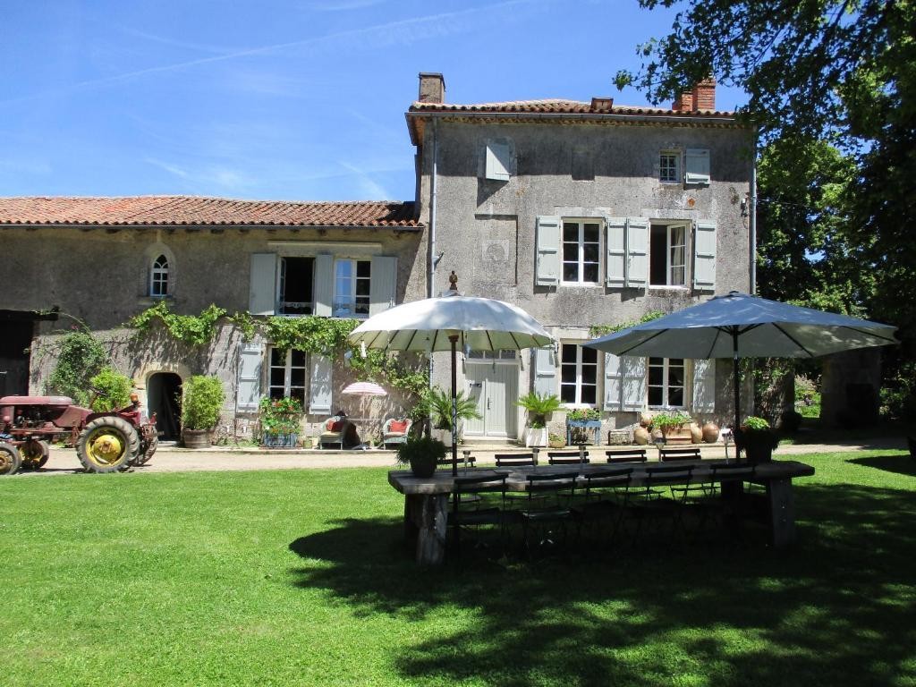 Domaine de Lalat Bed and Breakfast, Chambre d'Hôtes à Montemboeuf