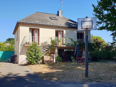 Grande Maison De Village, Location de Vacances à Melesse