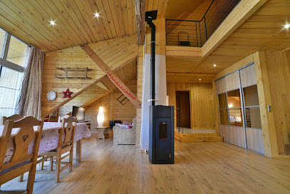 Gîte Le Chalet: Grand Appartement De Vacances Dans Chalet En Bois, Hébergement Au Bord De La Rivière Ornans Jura Doubs 25 Location De Vacances à Ornans