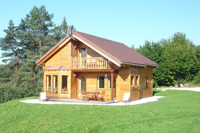 Gîte Chalet Les Écureuils: Location De Vacances À La Montagne - Chalet Gîte À Louer Dans Le Jura - Lac De Chalain, Location De Vacances à Doucier