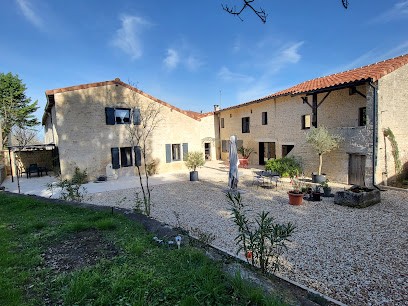 Au Clos des Dély : Gites, chambres et tables d'hôtes, avec piscine, proche Cognac, Poitou Charentes, Maison d'Hôtes à Mareuil
