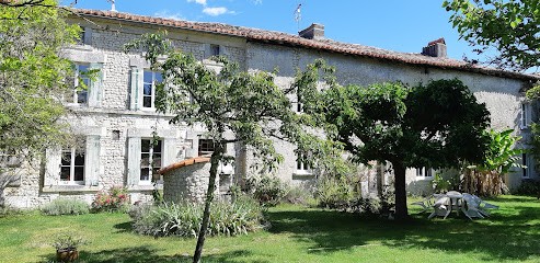 Logis De Parsais- Bed & Breakfast- Chambre D'hôtes, Chambre d'Hôtes à Berneuil