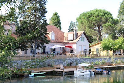 Domaine Le Lac Bleu, Chambre d'Hôtes à Coutras