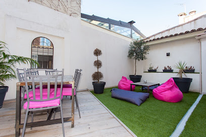Old Town Apartment With Private Garden - Calm, Location De Vacances à Antibes