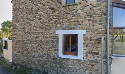 idyllic wooden cabin in the woods with spectacular view at ancient castle, Chambre d'Hôtes à Léotoing
