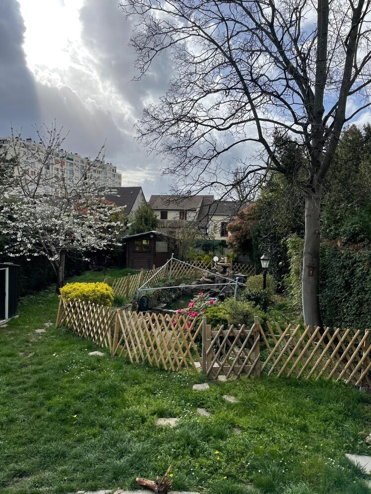 Grande Maison Avec Jardin, Chambre D'hôtes au Blanc-Mesnil