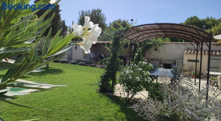 Le Chat Sur Le Toit, Chambre d'Hôtes à Lourmarin