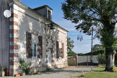 Gîte La Vaugermaine - L'école Buissonnière, Location de Vacances à Saint-Cyr-les-Colons