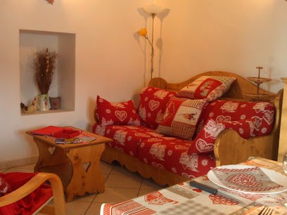 LA MAISON D'AUGUSTIN  LES SYBELLES st jean d'arves 2appartements:édelweiss et gentiane 4/5 pers, Location de Vacances à Saint-Jean-d'Arves