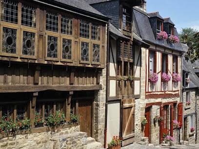 Le Logis du Jerzual : Chambres d'hôtes avec jardin, à 50m de la rivière La Rance proche Saint-Malo Bretagne, Maison d'Hôtes à Dinan
