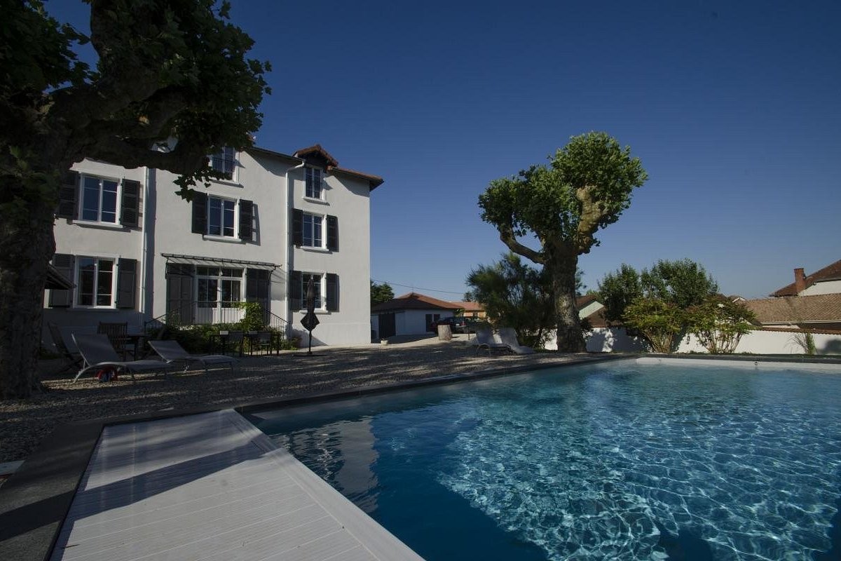 Villa La Maternité, Chambre d'Hôtes à Villieu-Loyes-Mollon