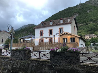O’montagnard Auzat, bistrot de village Guinguette estivale, Chambre d'Hôtes à Auzat