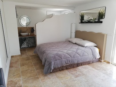 Appartement Au Calme Avec Belle Terrasse, Location de Vacances à Peyroules