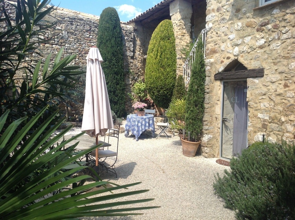 La Cour des Lauriers, Maison d'Hôtes à Saint-Hippolyte-de-Montaigu