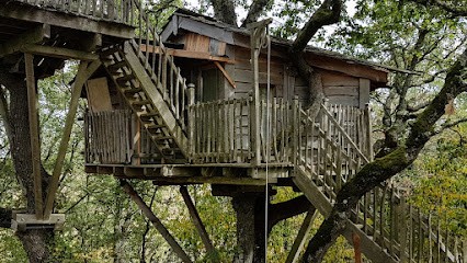 Arbrakabane Tree houses and Trailers, Chambre d'Hôtes à Peyrissas