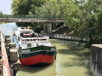 Péniche - Le Black Mountain, Chambre d'Hôtes à Villepinte