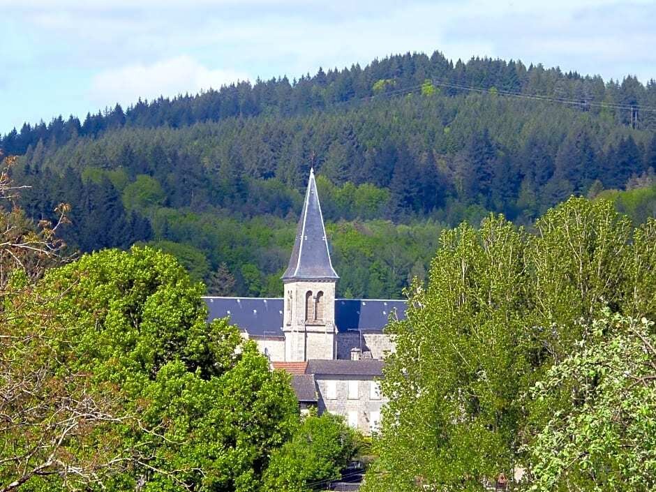 L’Hirondelle du Lac, Chambre d'Hôtes à Peyrat-le-Château