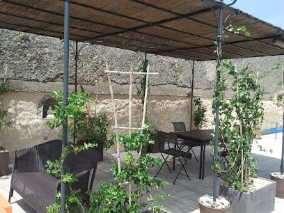 Guesthouse Sandeh, Chambre d'Hôtes à Neffiès