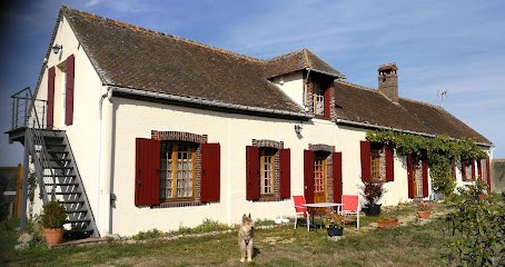 La Longère aux Volets Rouges, Location de Vacances à Maillebois