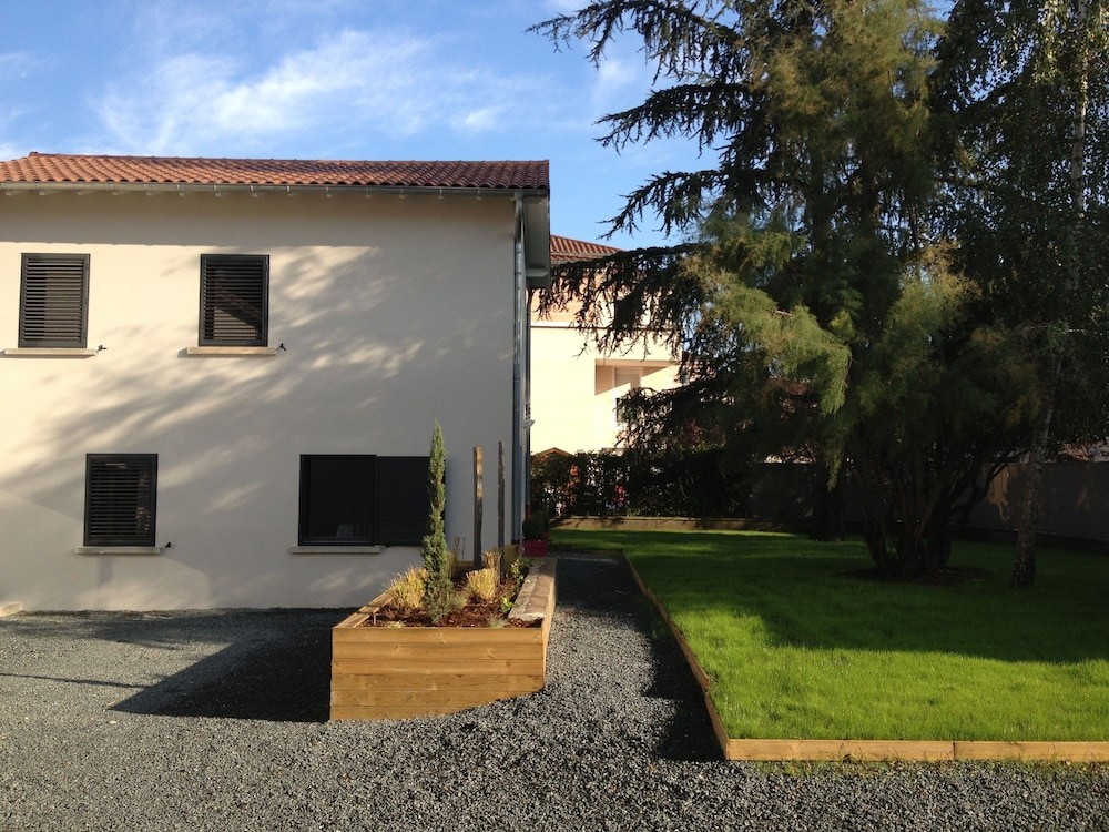 Demeure & Dépendance, Chambre d'Hôtes à Tassin-la-Demi-Lune