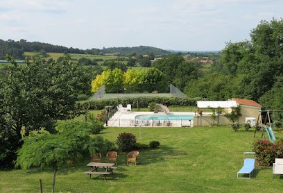 Luxe Vakantiehuis Met Verwarmd Zwembad En Tennisbaan, Location de Vacances au Buisson-de-Cadouin