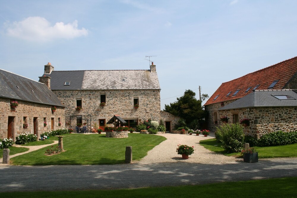 The Stables Kerbalan, Chambre d'Hôtes à Gommenec'h