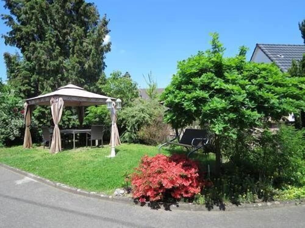 AUX DEUX CIGOGNES, Maison d'Hôtes à Gries
