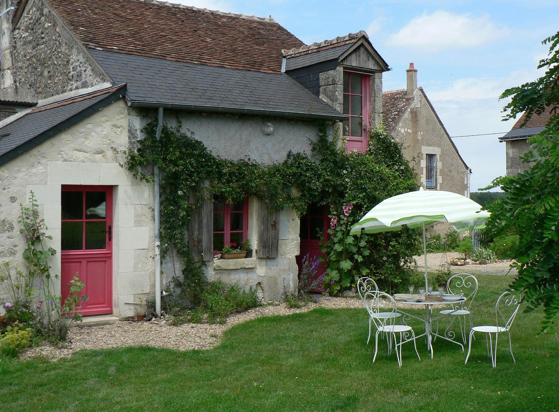 Le Petit Village - Cottages - B&B, Chambre d'Hôtes à Avon-les-Roches
