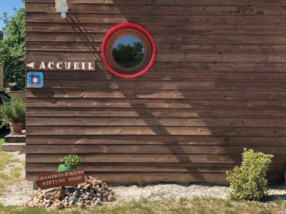 Chambres d' Hotes  Neptune Wood  Evelyne Bulot, Chambre d'Hôtes à Arzens