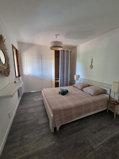 Rez De Villa Les Terrasses De Toucas, Maison D'hôtes à Solliès-Toucas