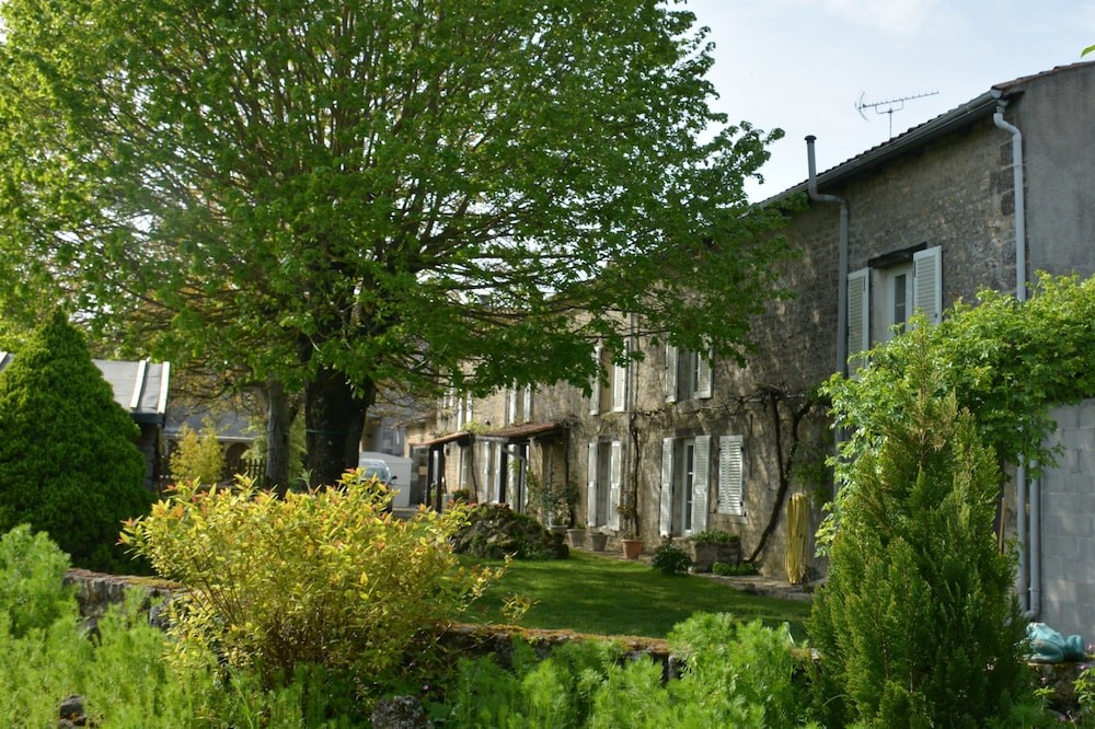 Les noyers aulnay, Chambre d'Hôtes à Aulnay