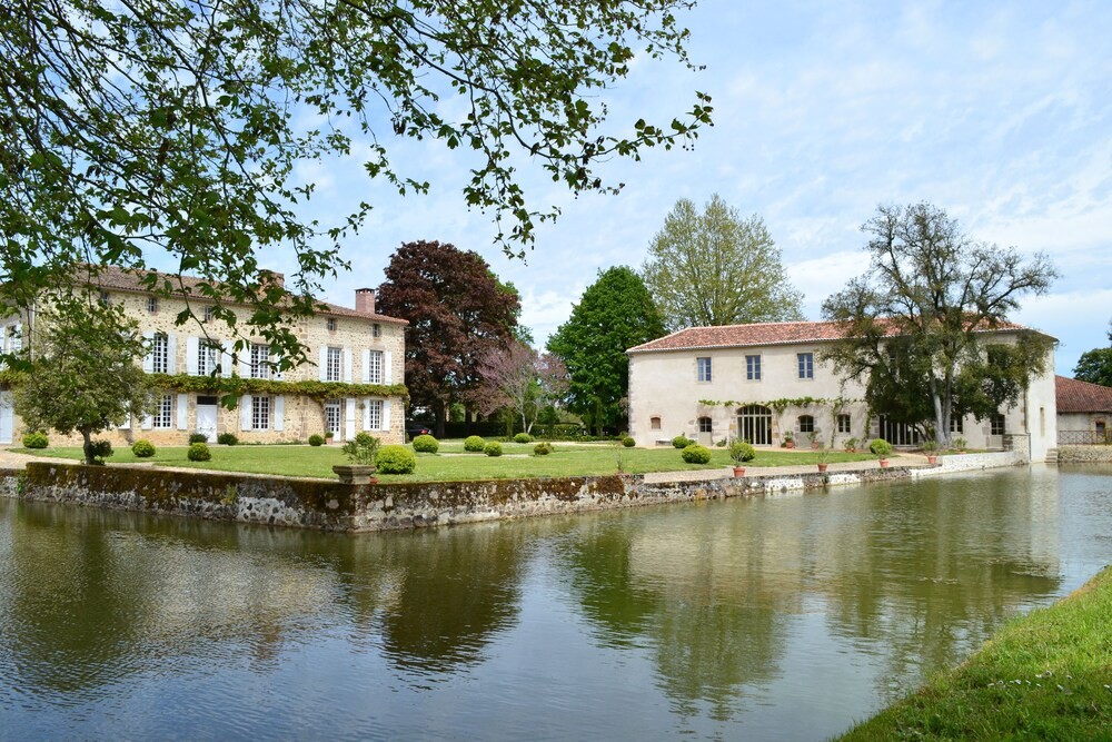 DOMAINE de la PARTOUCIE, Chambre d'Hôtes à Confolens
