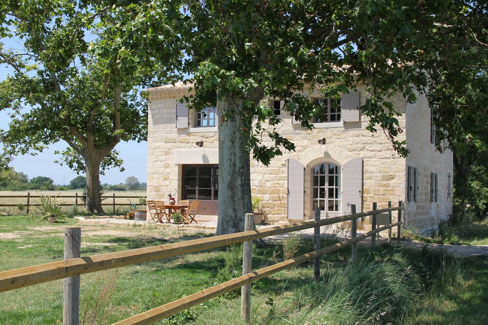 Roulotte La Nanouche, Chambre D'hôtes au Cailar