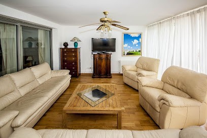 Paris-guesthouse, Location de Vacances à Suresnes