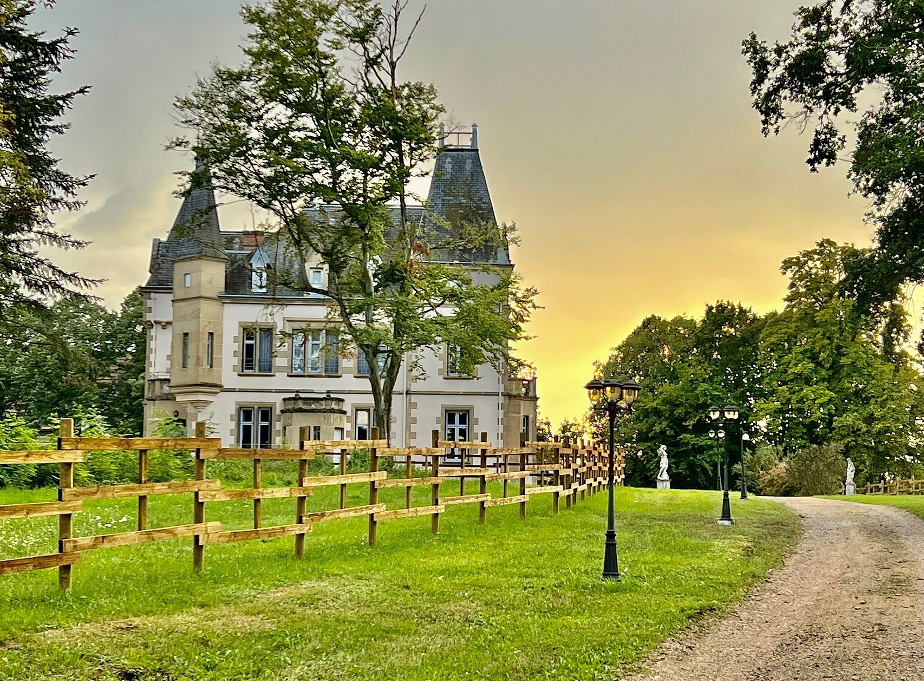Château De Tout Y Fault, Chambre D'hôtes à Loriges