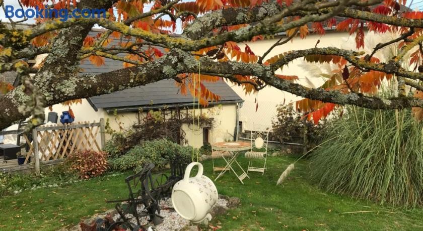 Cottage Les Glycines, Chambre d'Hôtes à Javron-les-Chapelles