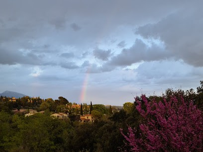 Joli petit appartement entre ville et nature, Location de Vacances à Grasse